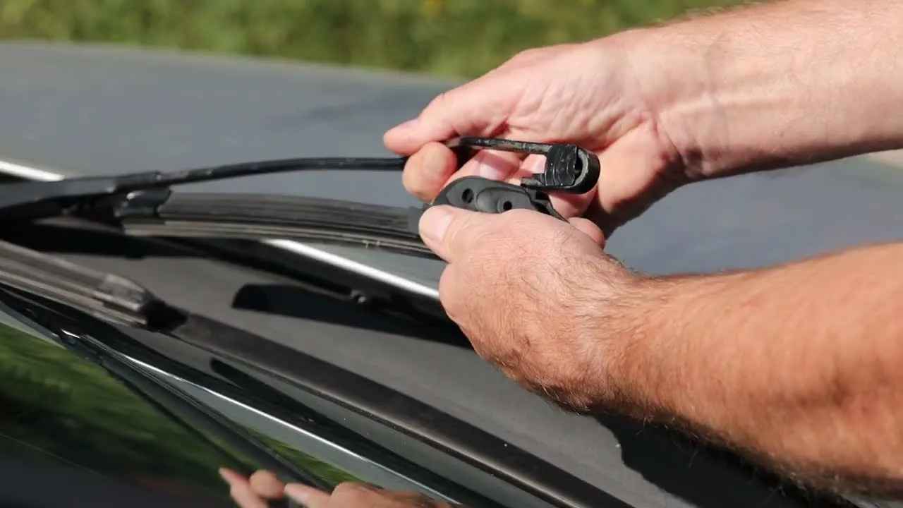 Zdjęcie Jak założyć wycieraczkę do samochodu i uniknąć powszechnych błędów