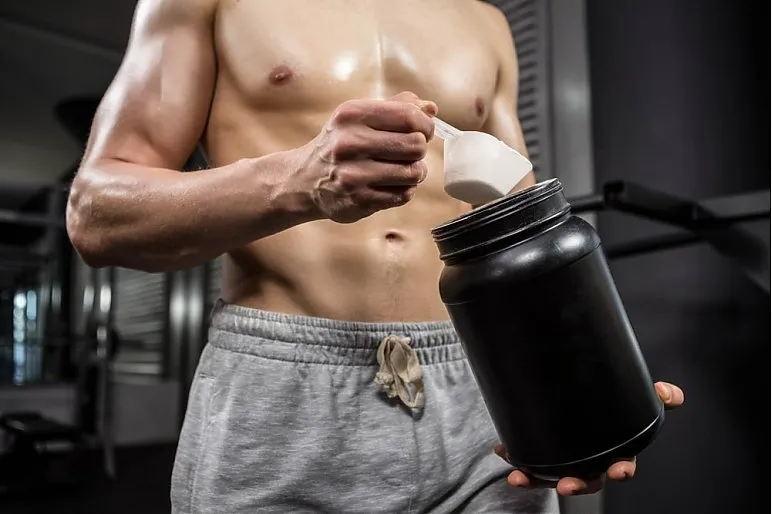 Zdjęcie Czy można brać białko bez treningu? Sprawdź, czy to bezpieczne i zdrowe