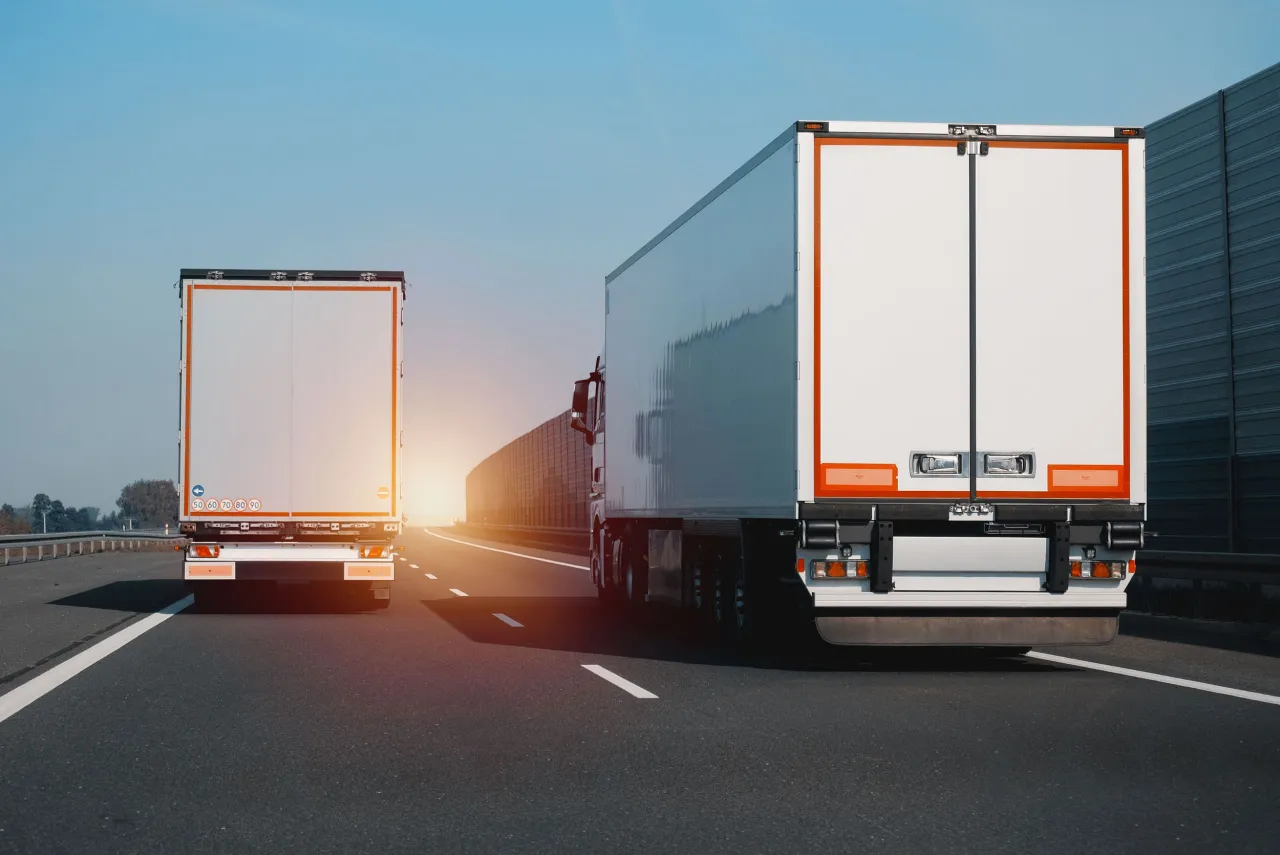 Zdjęcie Czy ciężarówki mogą wyprzedzać na autostradzie? Zasady i wyjątki