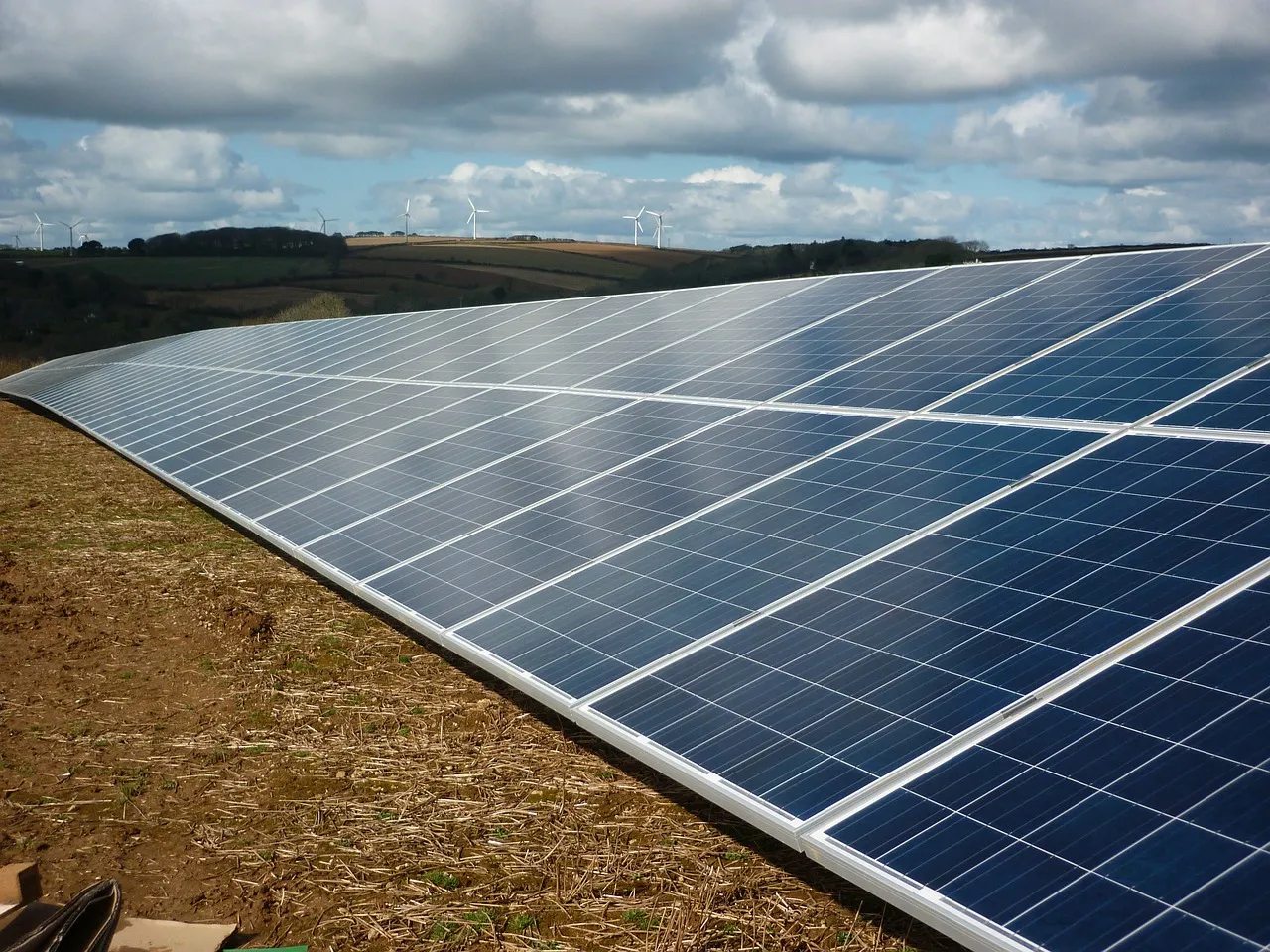 Zdjęcie Czym się różni fotowoltaika od solarów? Kluczowe różnice i zastosowania