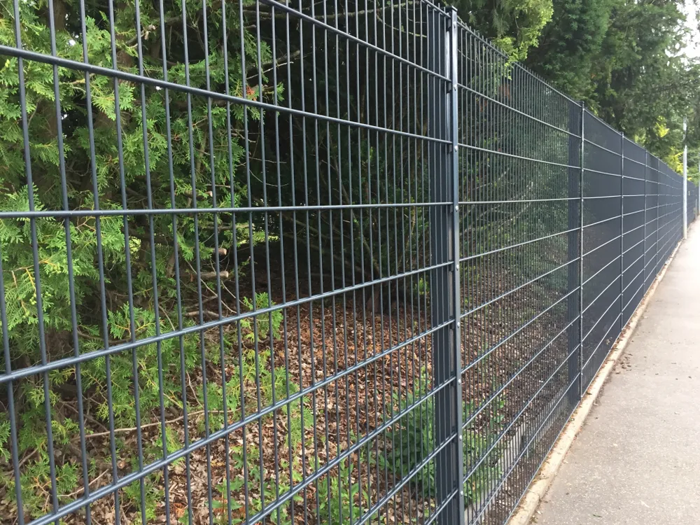 Zdjęcie Najtańsze ogrodzenie: Ranking materiał&oacute;w, koszt&oacute;w i porad DIY