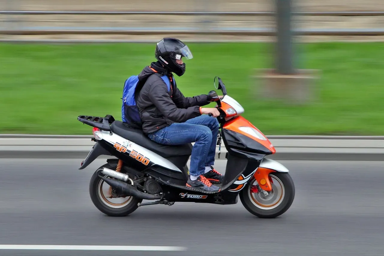 Zdjęcie Czy karta rowerowa uprawnia do jazdy motorowerem? Sprawdź to teraz!