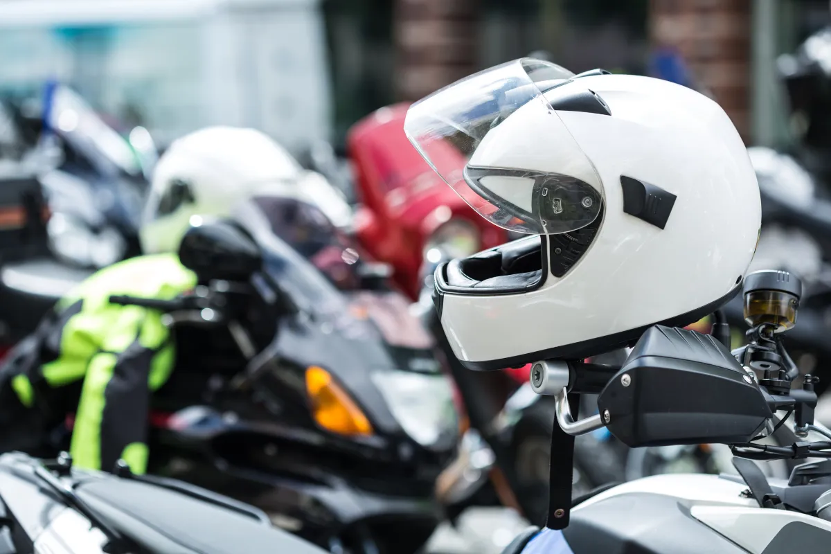 Zdjęcie Jak czyścić kask motocyklowy, aby uniknąć uszkodzeń i bakterii