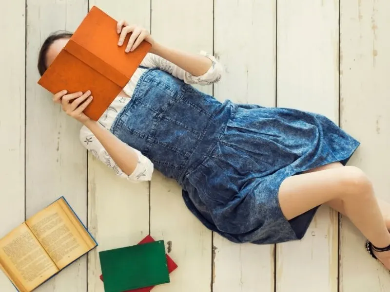 Zdjęcie Czy literatura uczy człowieka jak żyć? Odkryj jej wpływ na nas