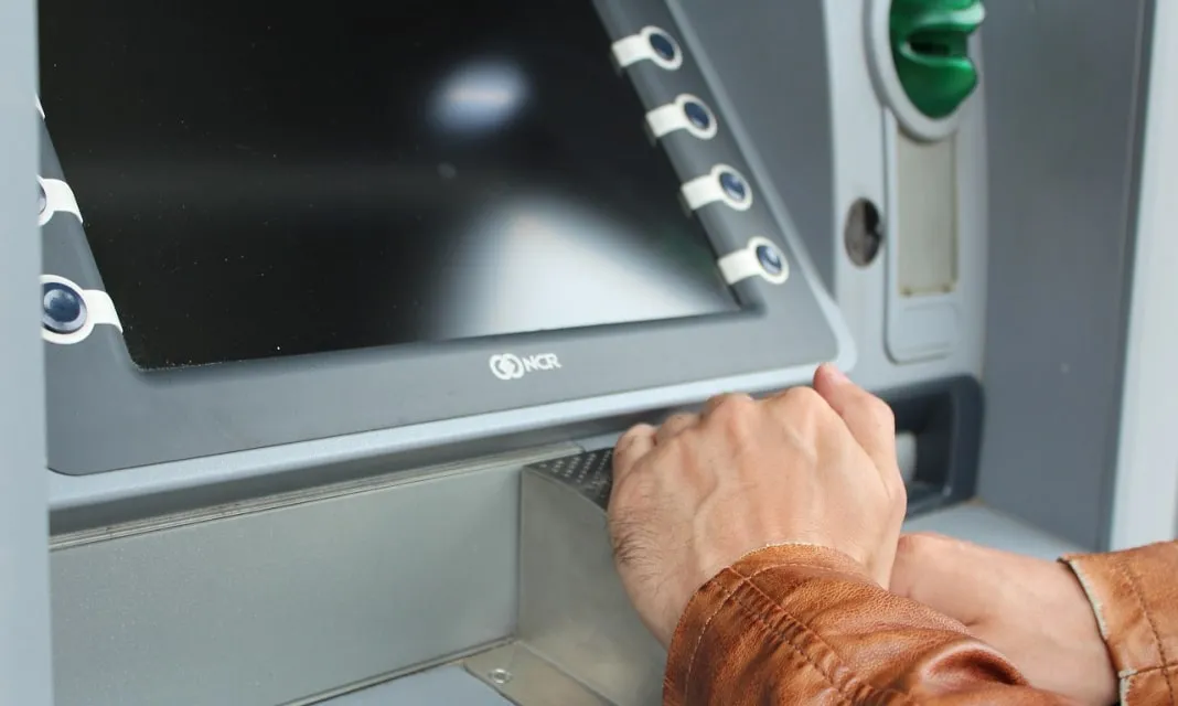 Zdjęcie Jak bezpiecznie wziąć debet w bankomacie bez dodatkowych opłat