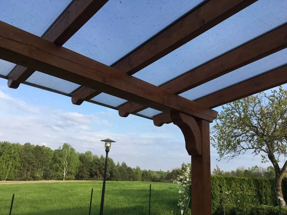 Zdjęcie Jaką grubość poliwęglanu litego na dach wybrać, aby uniknąć problemów?