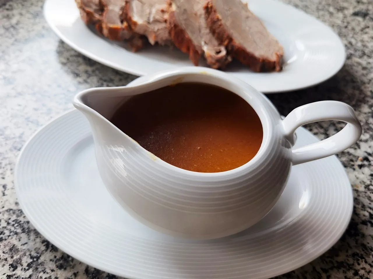 Zdjęcie Jak zrobić sos z pieczeni? Krok po kroku do idealnego smaku