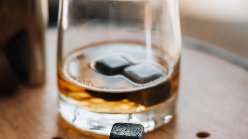 Zdjęcie Z czym mieszać whisky? Odkryj najlepsze połączenia i przepisy