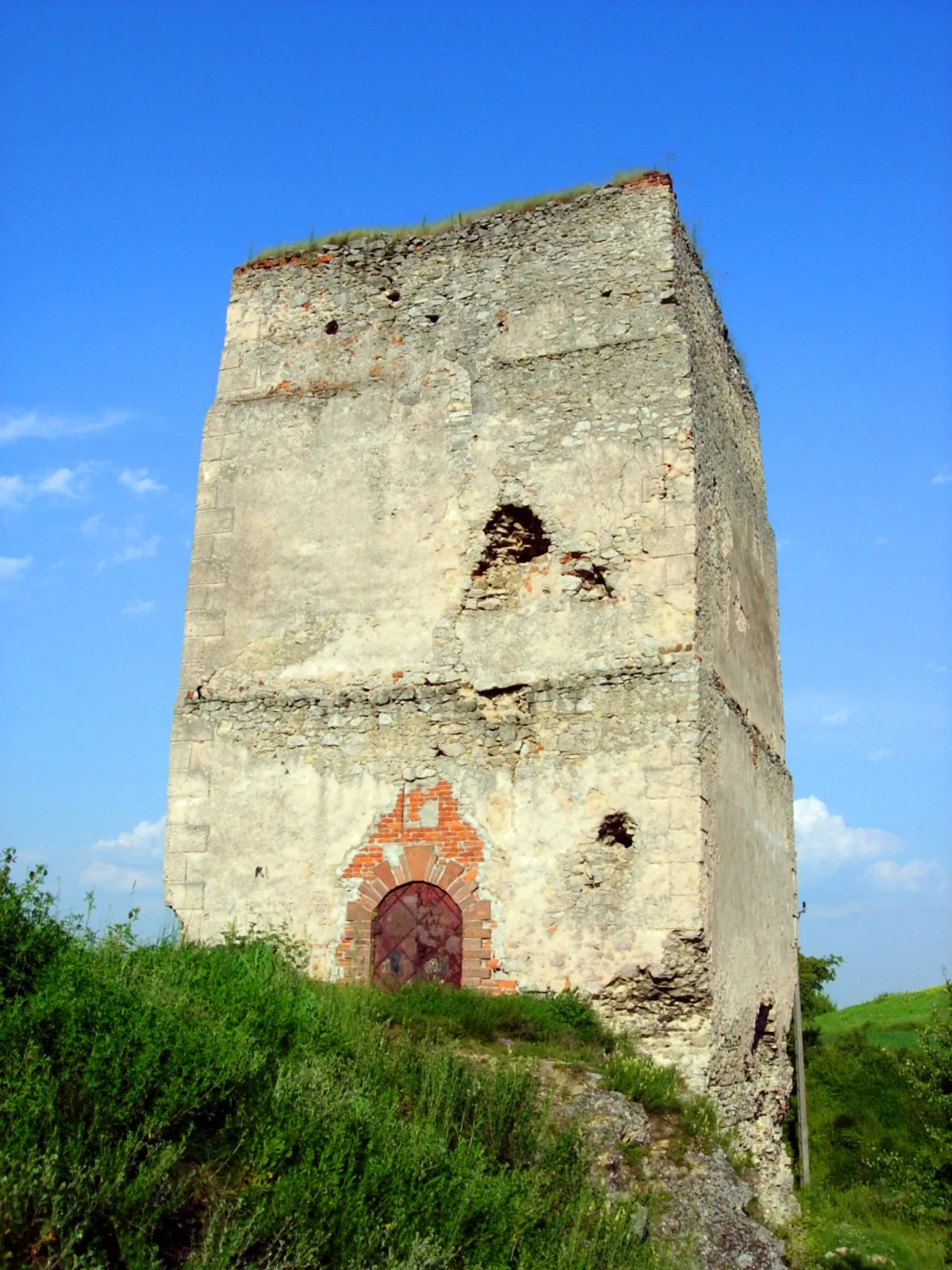 Zdjęcie Ruiny zamku w Tudorowie: zapomniana historia i architektura