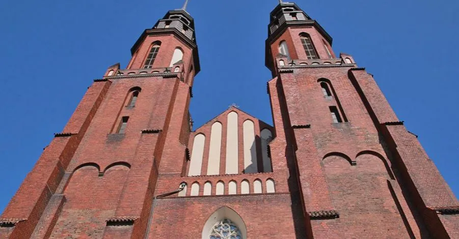Zdjęcie Dlaczego kolumny w katedrze kołobrzeg są krzywe? Historia i tajemnice