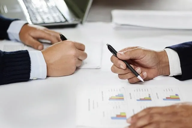 Zdjęcie Kim jest broker i jakie zadania wykonuje? Kompleksowa charakterystyka