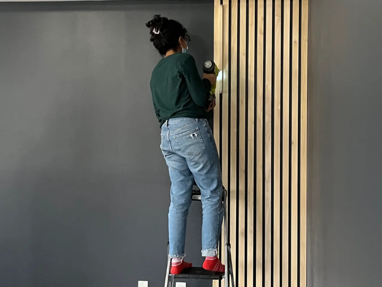 Zdjęcie Jak zamontować lamele na płycie? Poradnik DIY od A do Z