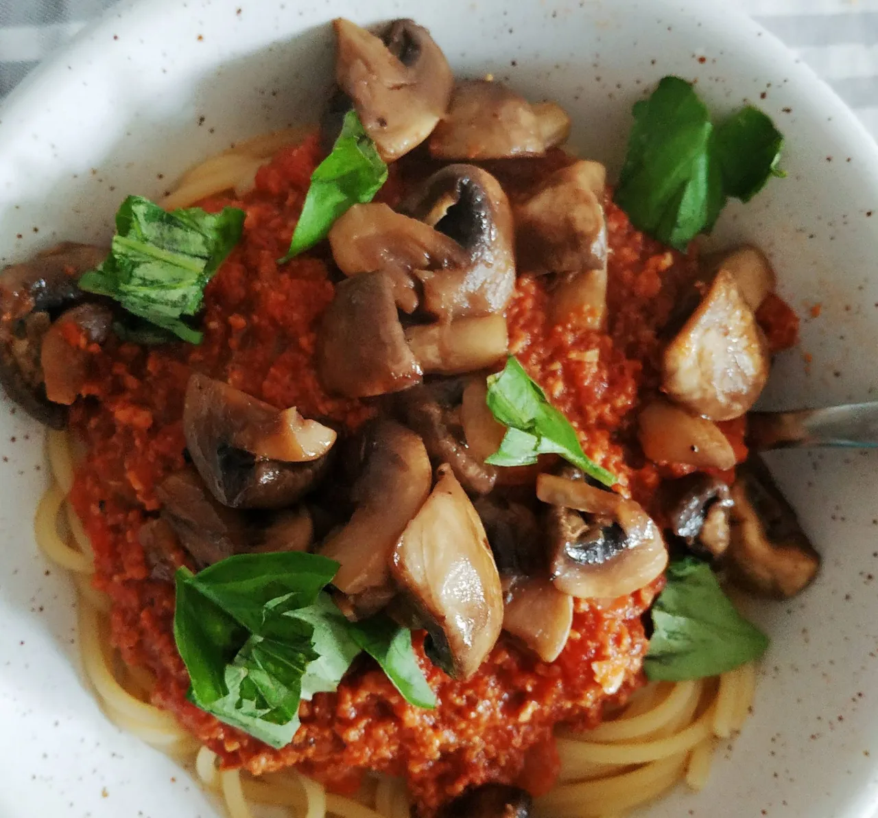 Zdjęcie Pyszne spaghetti z czerwoną soczewicą – zdrowa alternatywa na obiad