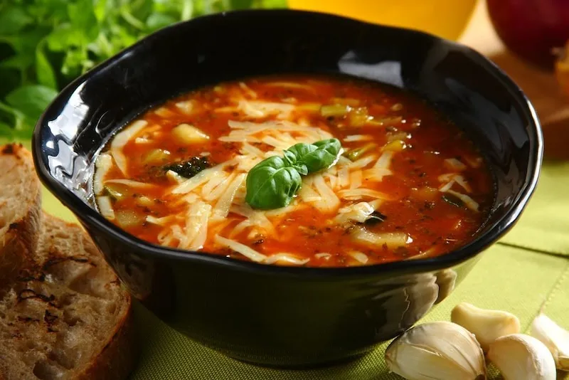 Zdjęcie Minestrone: Sekret włoskiej zupy, przepis i historia "cucina povera"
