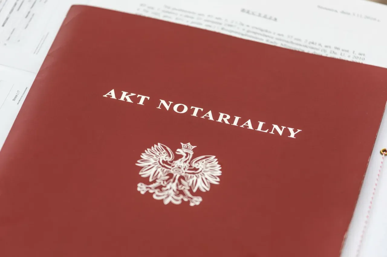Zdjęcie Ile kosztuje dopisanie żony do aktu notarialnego? Sprawdź ukryte wydatki