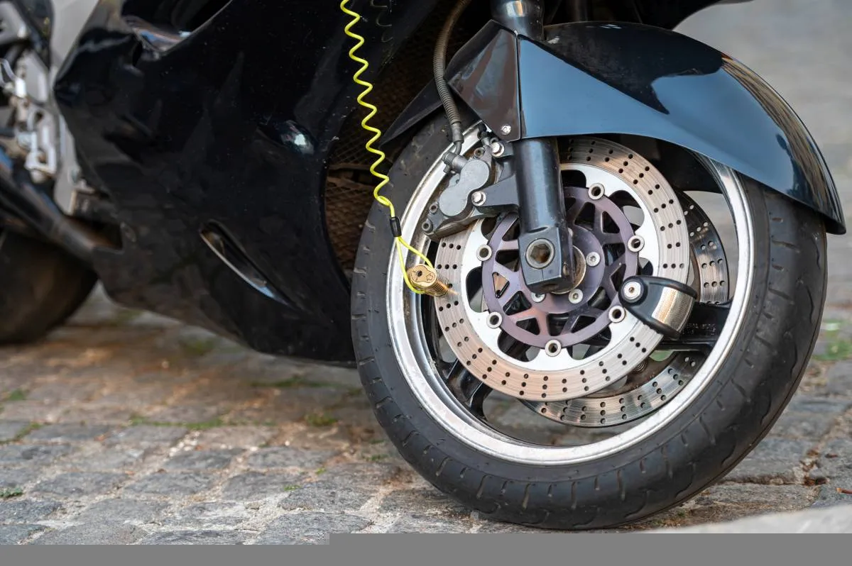 Zdjęcie Jakie ciśnienie w oponach motocykla 125 zapewnia bezpieczeństwo i wydajność