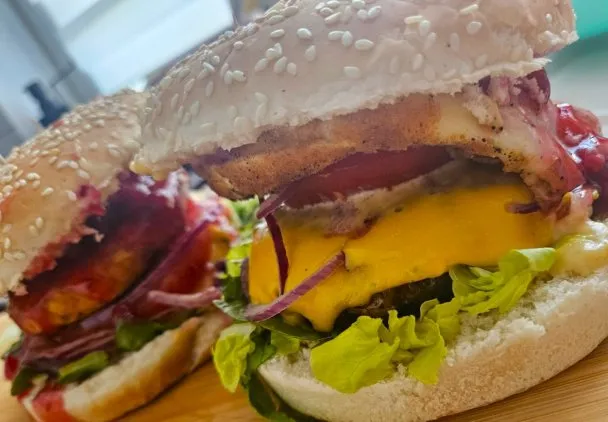 Zdjęcie Jak zrobić burger drwala – prosty przepis na pyszne danie w domu