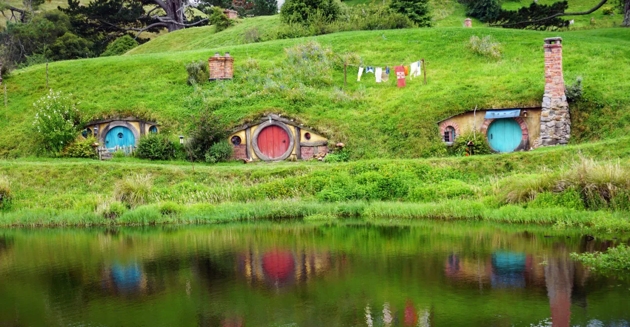 Zdjęcie Gdzie mieszkał Bilbo Baggins i co czyni Bag End wyjątkowym miejscem?