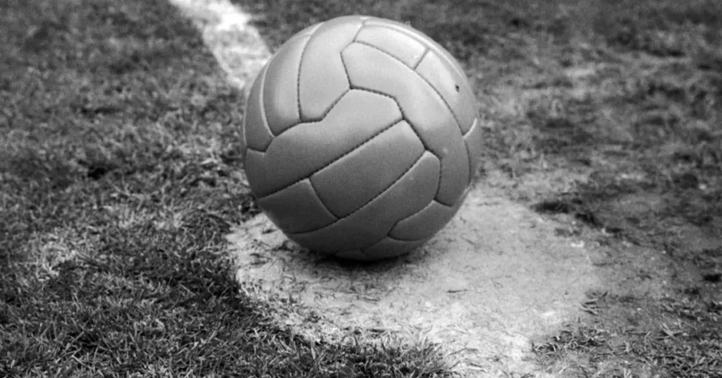Zdjęcie Kto wynalazł piłkę nożną? Odkryj fascynującą historię sportu