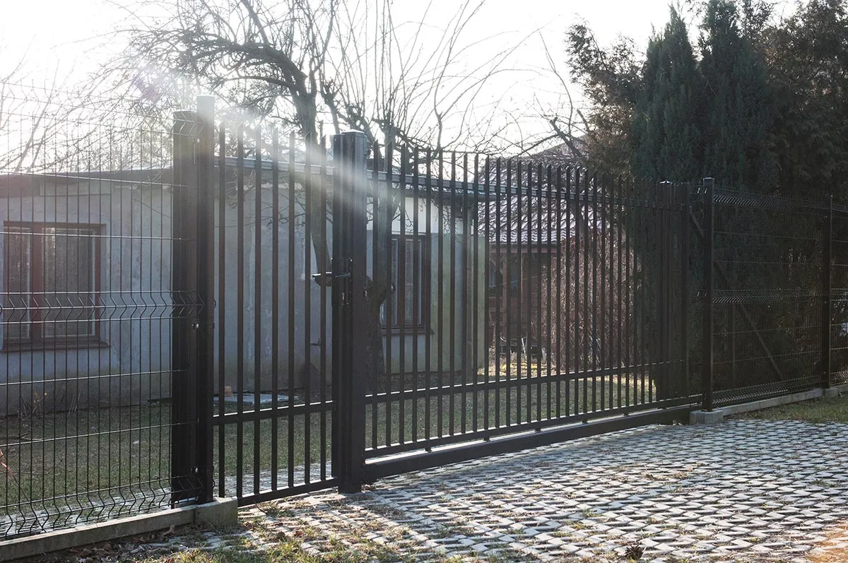 Zdjęcie Jakie przewody do bramy i furtki - uniknij kosztownych błędów
