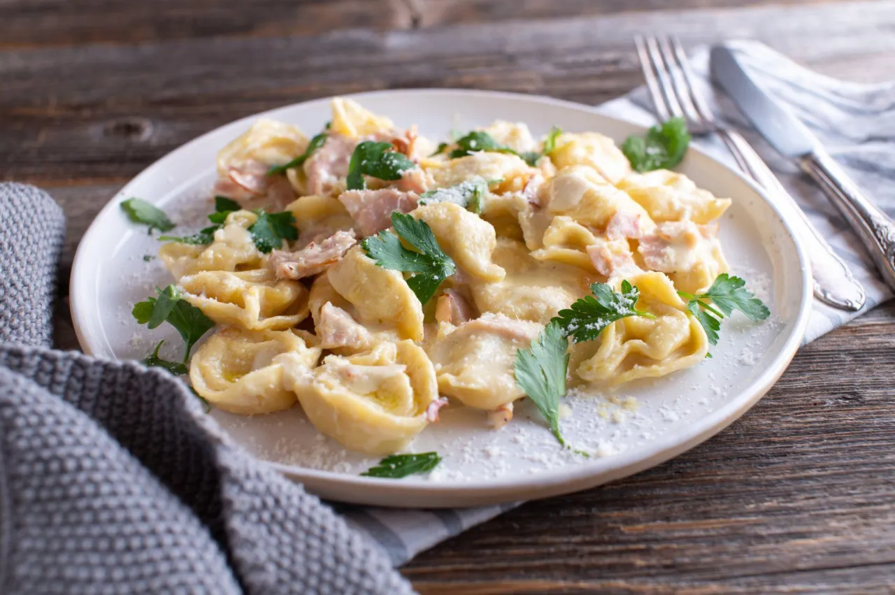 Zdjęcie Z czym podawać tortellini z szynką? Odkryj najlepsze dodatki