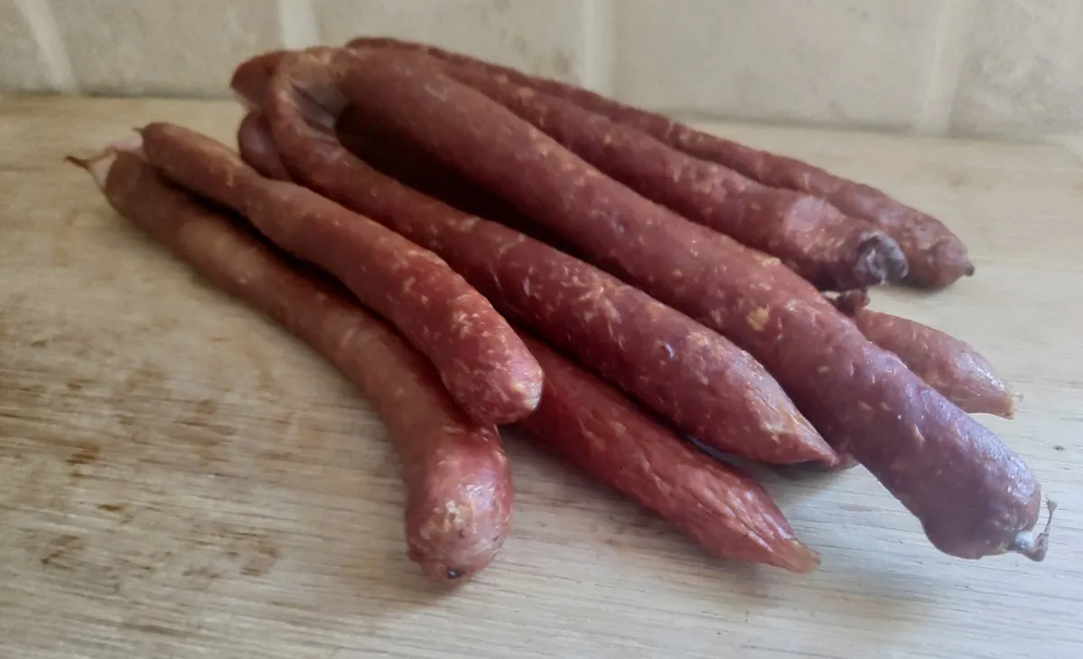 Zdjęcie Najlepsze przyprawy do kabanosów, które zmienią ich smak na lepsze
