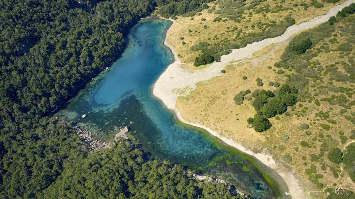 Zdjęcie Poznaj najczystsze jezioro na świecie: fenomen przejrzystości Blue Lake