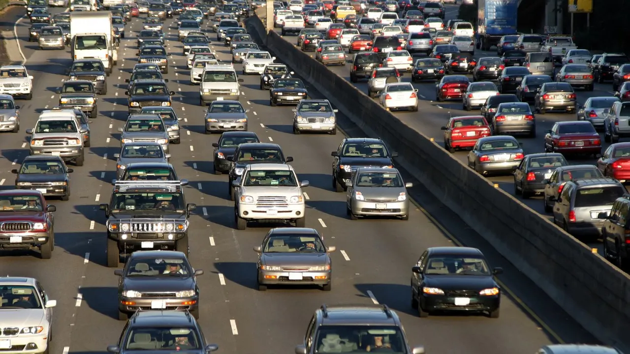 Zdjęcie Autostrada co to? Poznaj kluczowe cechy i zasady ruchu drogowego