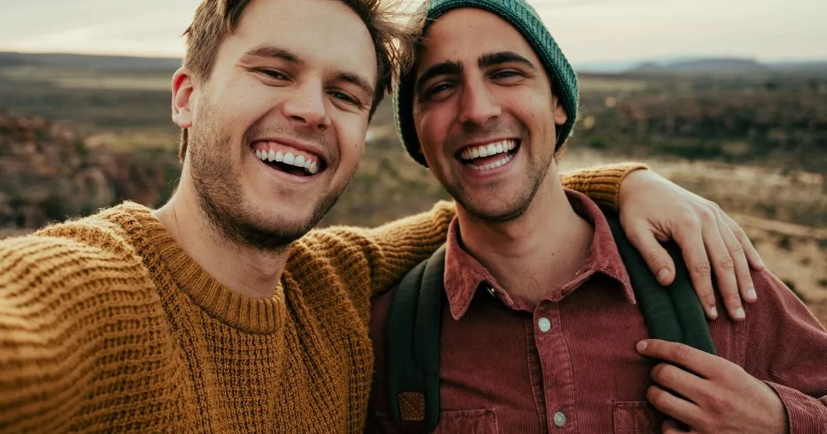 Zdjęcie Zabawne tematy do rozmowy z kolegą: pomysły na śmiech