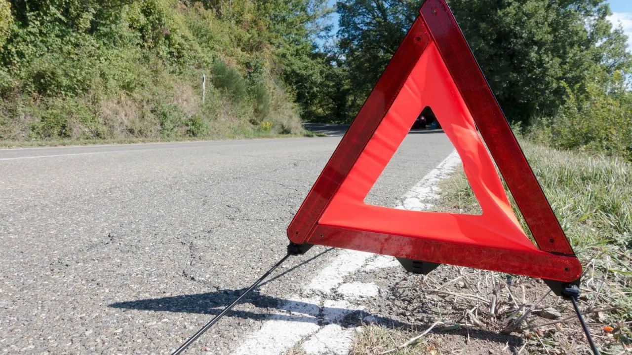 Zdjęcie W jakiej odległości ustawić trójkąt na autostradzie, aby uniknąć wypadku?