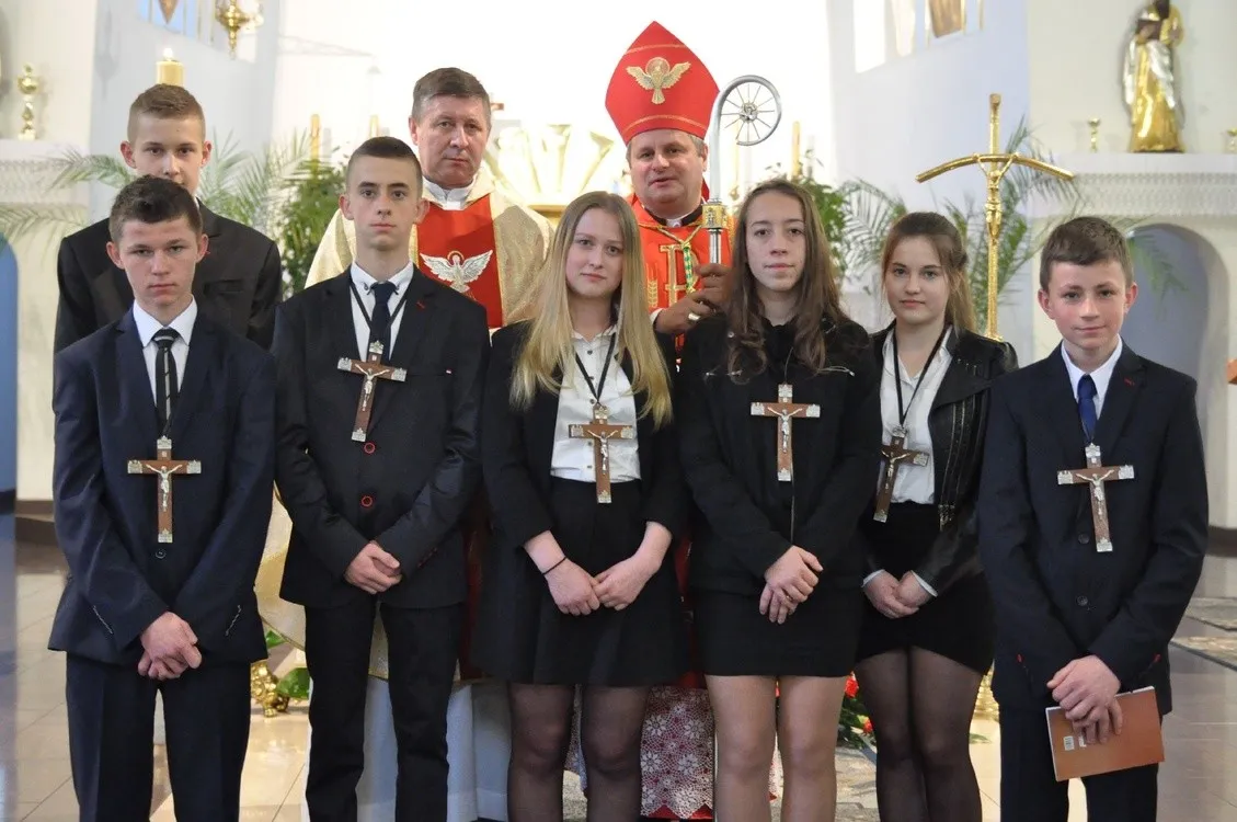 Zdjęcie W co się ubrać na bierzmowanie - kompletny poradnik dla dziewcząt i chłopców