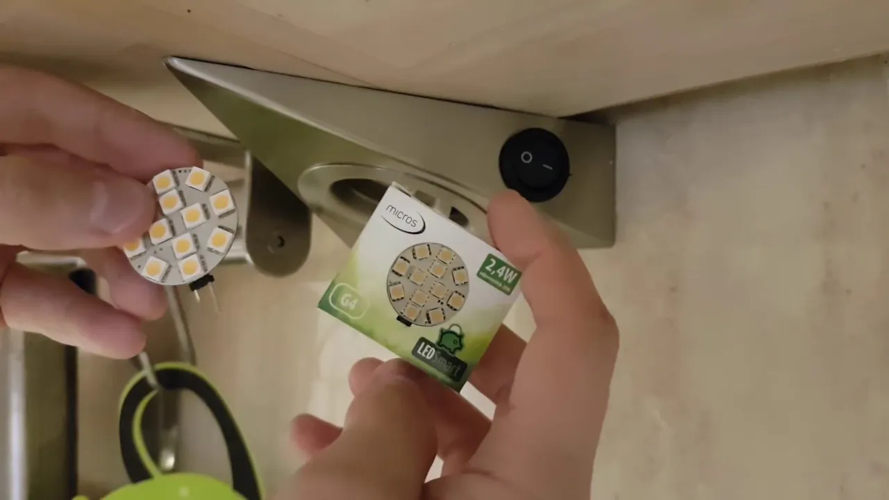 Zdjęcie Jak wyjąć żarówkę LED z oprawki bez ryzyka porażenia prądem