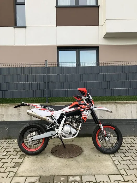Zdjęcie Husqvarna SMR 125 - idealny motocykl dla początkujących jeźdźców