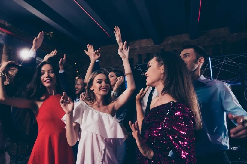 Zdjęcie Stylizacja na 18 – jak wybrać idealny strój i poczuć się wyjątkowo?