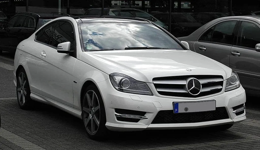 Zdjęcie W204 mercedes c klasa - gdzie są bezpieczniki i jak je znaleźć
