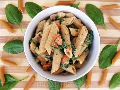 Zdjęcie Penne konjac ze szpinakiem – zdrowy przepis na niskokaloryczny obiad