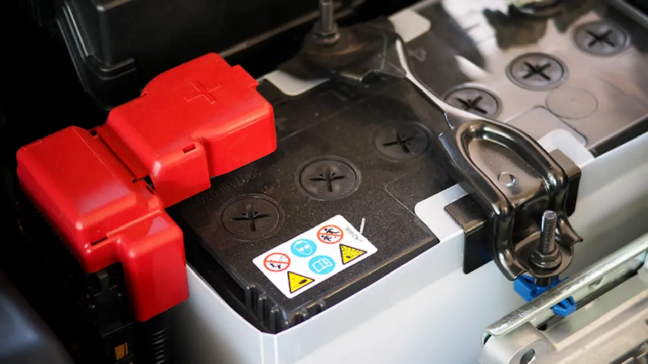 Zdjęcie Jak odłączyć i podłączyć akumulator - uniknij najczęstszych błędów