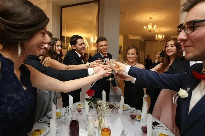 Zdjęcie Jak zaprosić dziewczynę na studniówkę, by zrobiło to wrażenie?