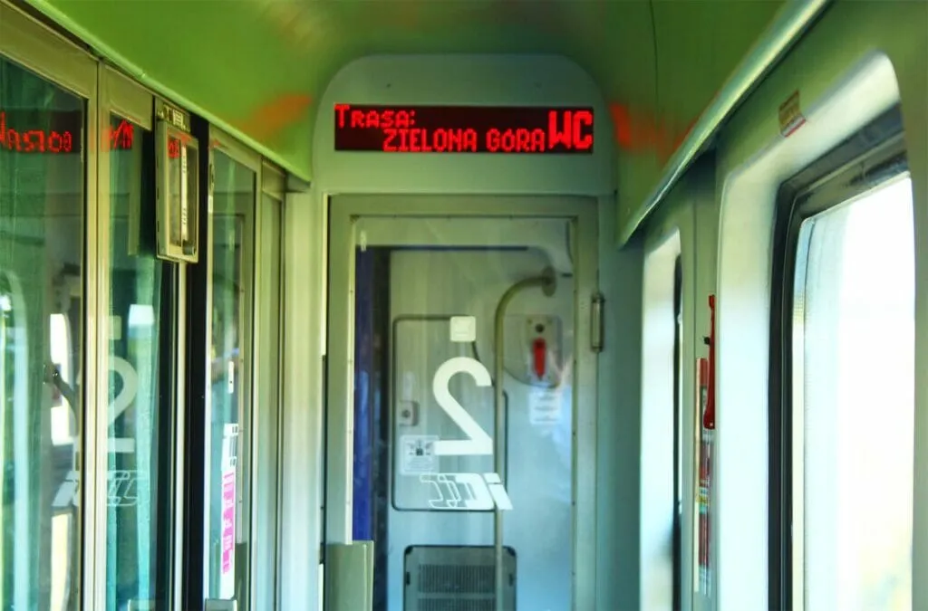 Zdjęcie Czy można kupić bilet w pociągu TLK? Sprawdź, jak to zrobić bez problemów