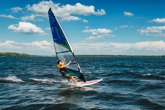 Zdjęcie Windsurfing gdzie najlepiej? Odkryj idealne miejsca w Polsce