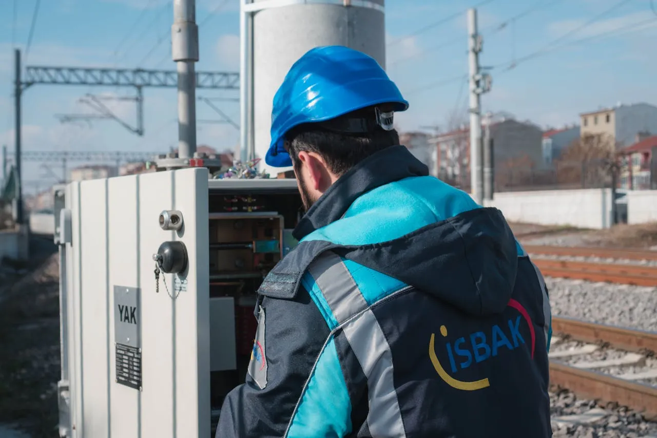 Zdjęcie Jak sprawdzić uprawnienia elektryka i uniknąć niebezpieczeństw?