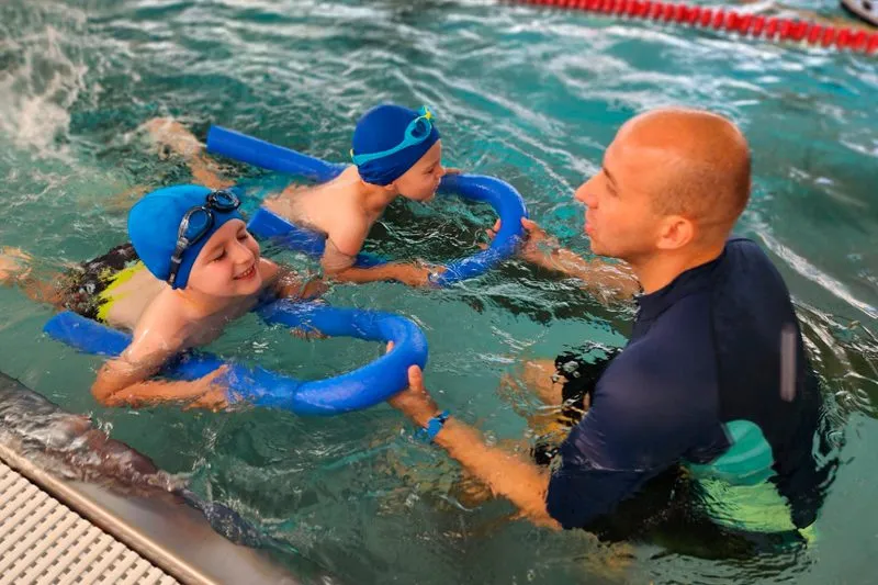 Zdjęcie Nauka pływania dla dziecka: Praktyczny przewodnik dla rodzic&oacute;w