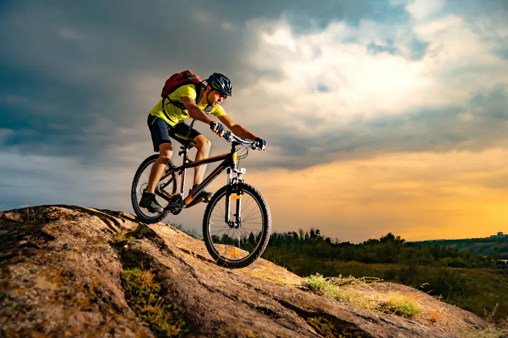 Zdjęcie Co to jest enduro? Poznaj tajniki kolarstwa górskiego i motorowego