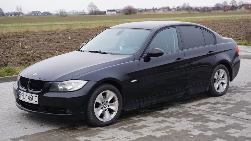 Zdjęcie Ile pali BMW E90 2.0 benzyna? Sprawdź realne spalanie i oszczędzaj paliwo!