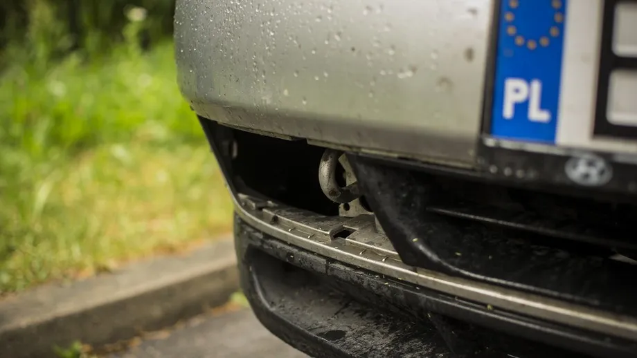 Zdjęcie Gdzie jest zaczep do holowania w Toyota Avensis? Poradnik