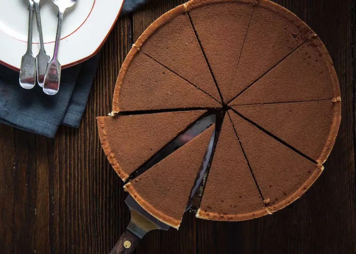 Zdjęcie Ile osób zje tort o średnicy 18 cm? Sprawdź, ile porcji!