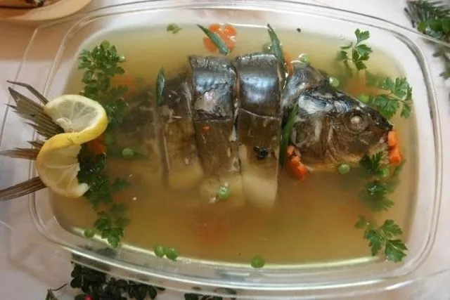 Zdjęcie Jak zrobić karpia w galarecie - prosty przepis na świąteczną potrawę