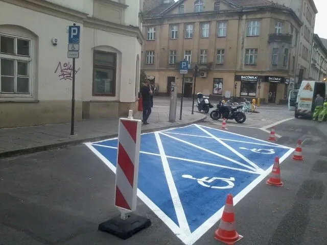 Zdjęcie Czy parking dla niepełnosprawnych jest płatny? Sprawdź zasady w Krakowie