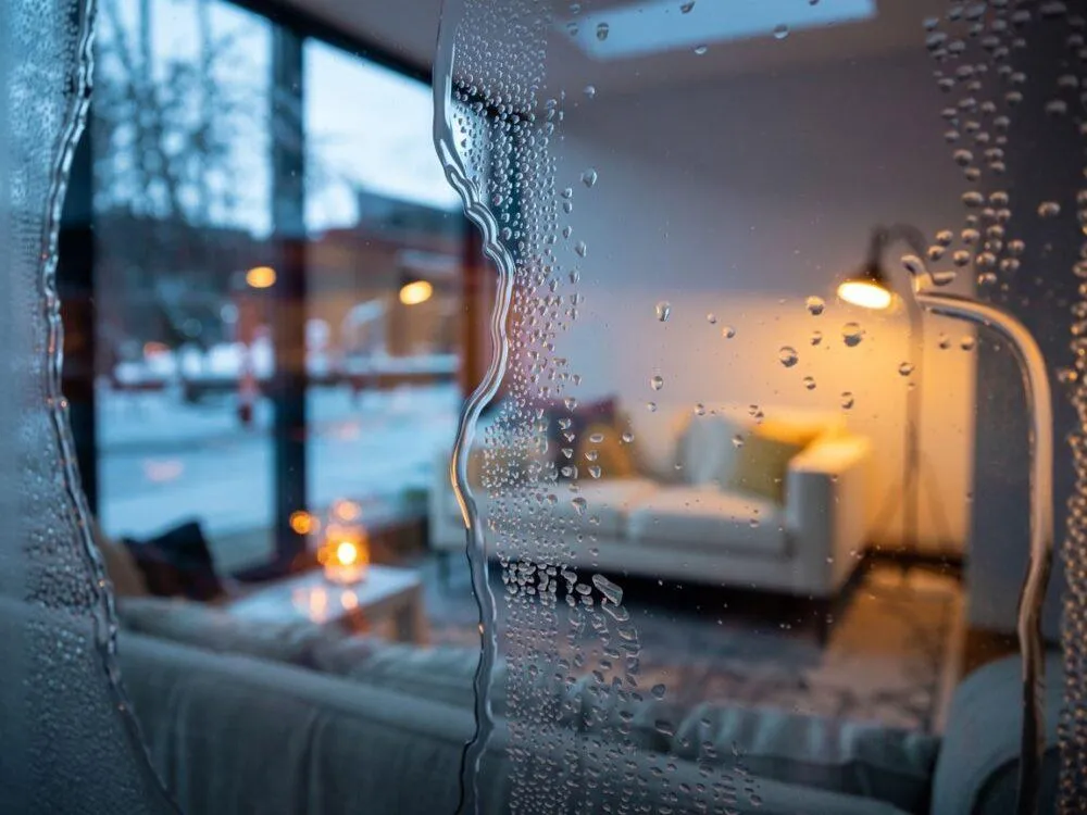 Zdjęcie Dlaczego szyby w oknach parują? 5 przyczyn i skuteczne rozwiązania