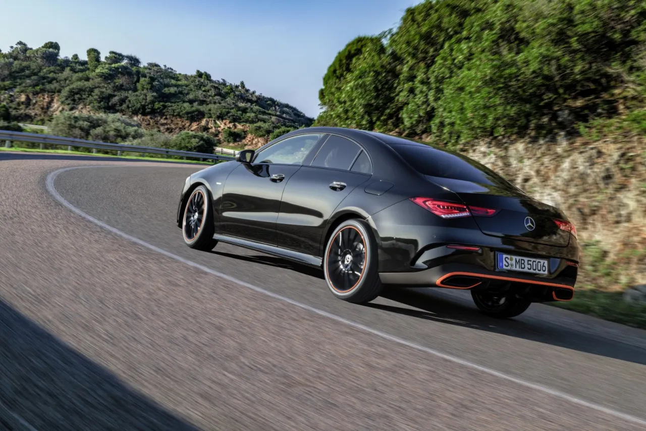 Zdjęcie Mercedes-Benz CLA Coupe - wyjątkowe cechy, specyfikacje i porównania